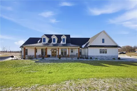 2 SE Woodview Rd, Saint Joseph, MO 64507