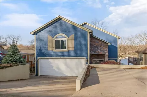 83 Beach Dr, Lake Tapawingo, MO 64015