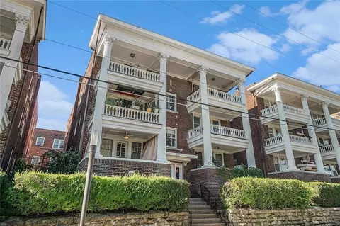 317 E 43rd St #1E, Kansas City, MO 64111