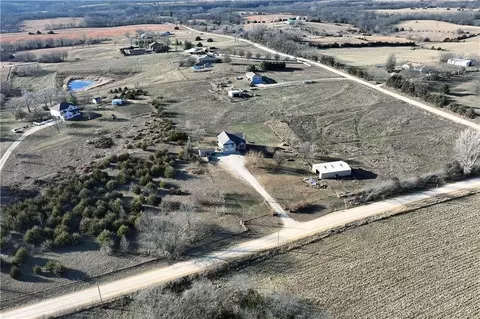 19439 254th St, Tonganoxie, KS 66086