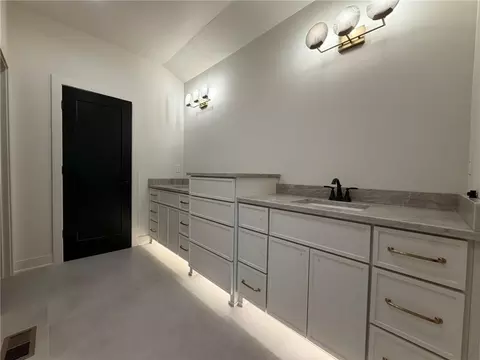 Bath - 8910 Ginger St, Lenexa, KS 66227 photo 2 of 6