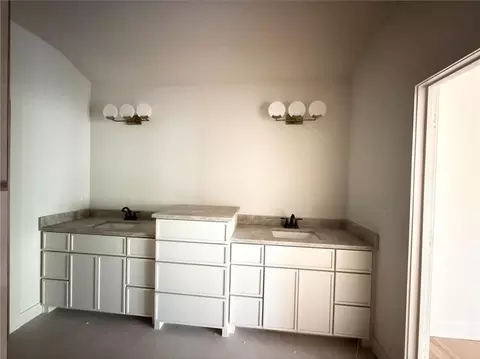 Bath - 8910 Ginger St, Lenexa, KS 66227 photo 2 of 3