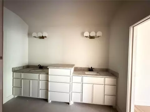 Bath - 8910 Ginger St, Lenexa, KS 66227 photo 3 of 4
