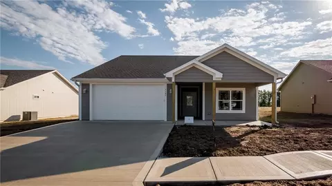 1405 NE White Oaks Ln, Oak Grove, MO 64075