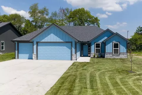 2715 Stoncreek Ave, Tonganoxie, KS 66086