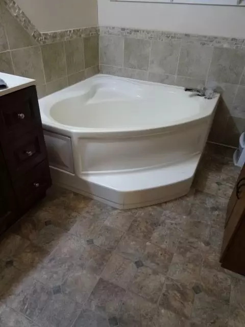Bath - 14769 NE State Route E Hwy, Adrian, MO 64720 photo 3 of 10