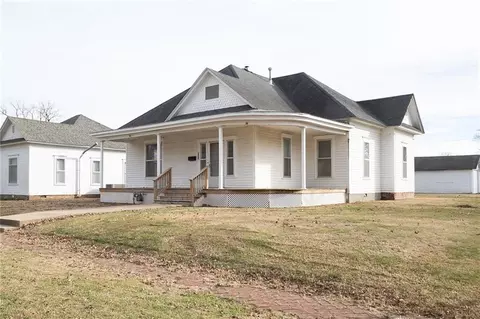 803 E 6th St, Cherryvale, KS 67335