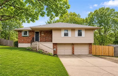 310 SE Shamrock Ln, Blue Springs, MO 64014
