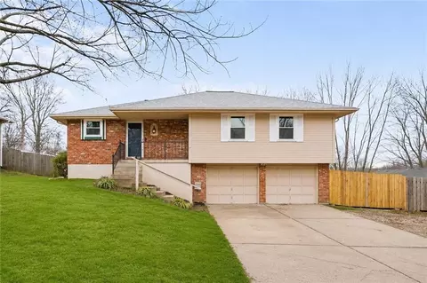 310 SE Shamrock Ln, Blue Springs, MO 64014