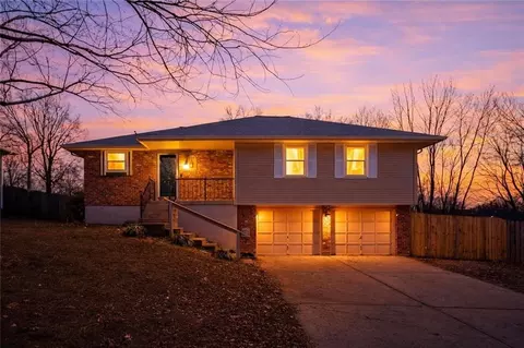 310 SE Shamrock Ln, Blue Springs, MO 64014