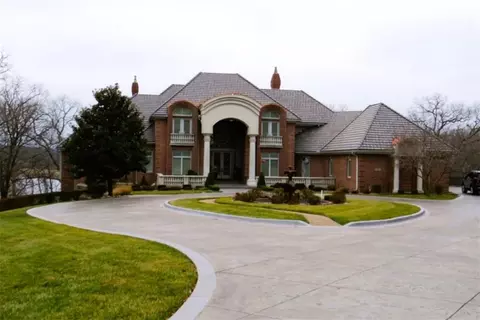 6006 W Shore Ct, Parkville, MO 64152