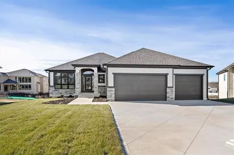 2319 SW Serena Pl, Lees Summit, MO 64082