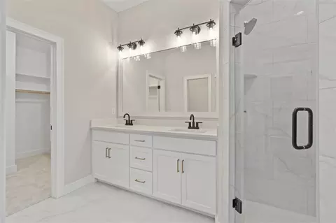 Bath - 2303 SW Serena Pl, Lees Summit, MO 64082 photo 2 of 4