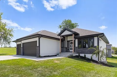Exterior - 3222 SW Enoch St, Lees Summit, MO 64082 photo 3 of 4