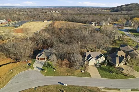 1934 Edgewood Dr, Leavenworth, KS 66048