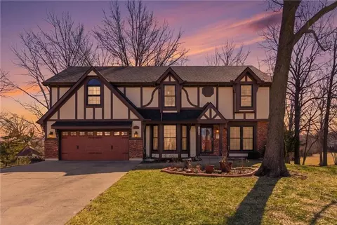 1033 Oxford Ct, Leavenworth, KS 66048