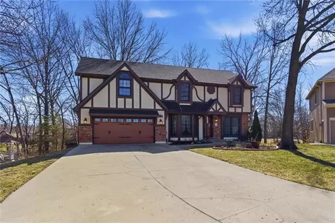 1033 Oxford Ct, Leavenworth, KS 66048