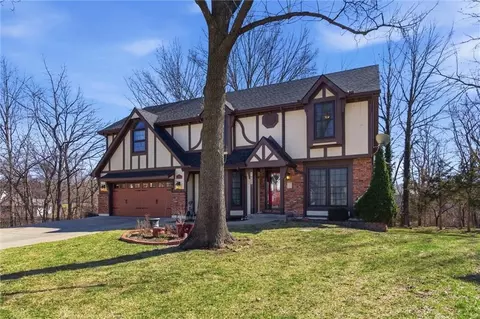 1033 Oxford Ct, Leavenworth, KS 66048