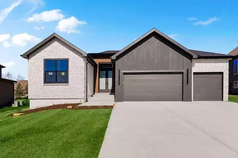 16655 S Marais Dr, Olathe, KS 66062