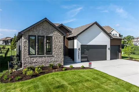 15665 W 165th St, Olathe, KS 66062