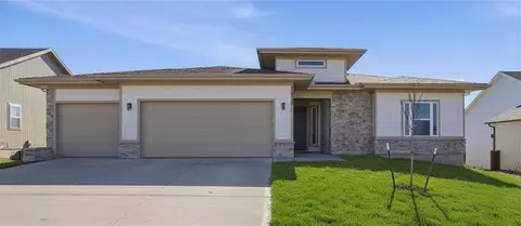 1599 Grayhawk Dr, Basehor, KS 66007