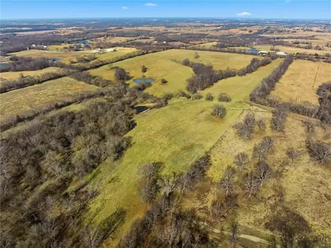 37 S Ac S Wagonor Rd, Garden City, MO 64747