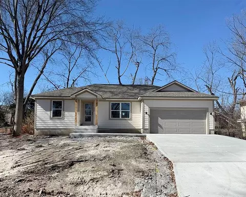 626 NW Village Dr, Lees Summit, MO 64063