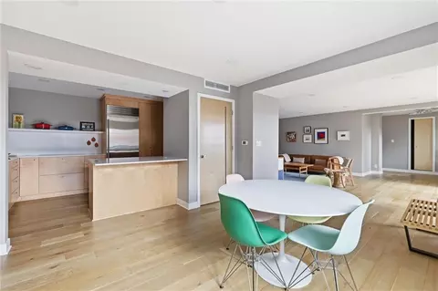 310 W 49th St #805, Kansas City, MO 64112