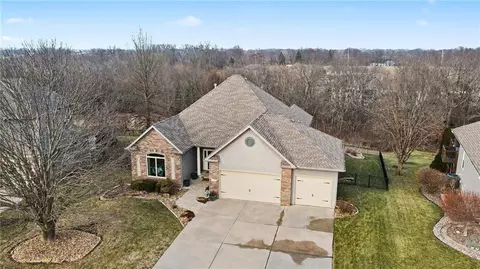 604 Indian Trail Ct, Smithville, MO 64089