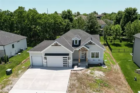 2616 NE Woodland Oak Dr, Lees Summit, MO 64086