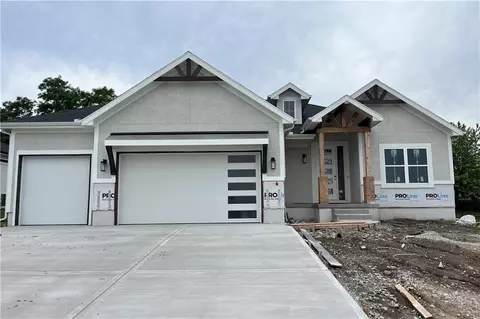 2616 NE Woodland Oak Dr, Lees Summit, MO 64086