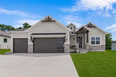 2616 NE Woodland Oak Dr, Lees Summit, MO 64086
