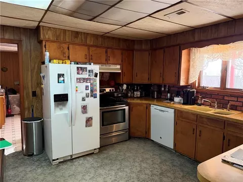 Kitchen - 13557 Adobe Rd, Craig, MO 64437 photo 2 of 7