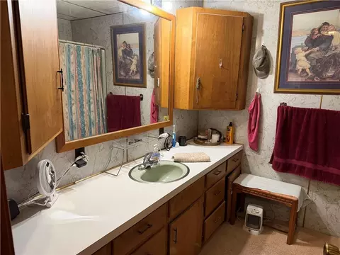 Bath - 13557 Adobe Rd, Craig, MO 64437 photo 1 of 5