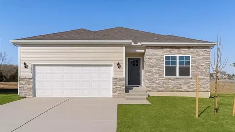 100 Lake Meadows Dr, Smithville, MO 64089