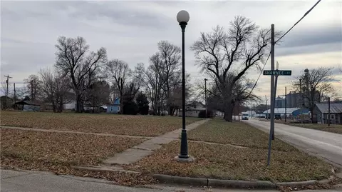 815 Shawnee St, Hiawatha, KS 66434