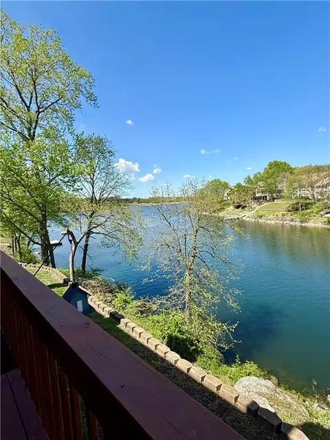 232 NE Bayview Dr, Lees Summit, MO 64064