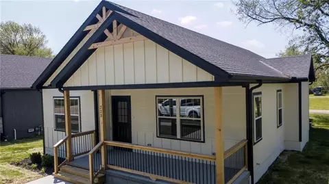 223 E Mill Ave, Osawatomie, KS 66064