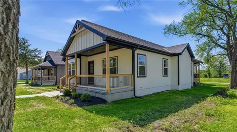 223 E Mill Ave, Osawatomie, KS 66064