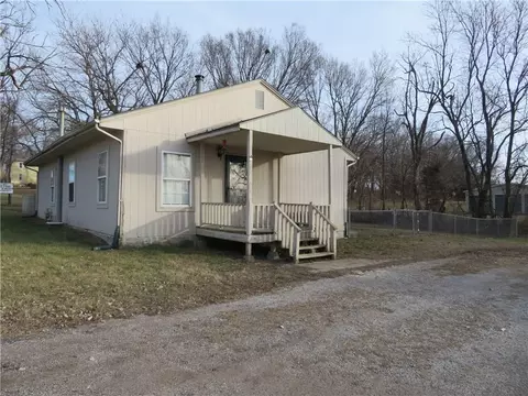 411 W Lake St, Mclouth, KS 66054