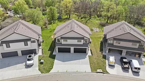 211 NW Orchard Ct, Lees Summit, MO 64063