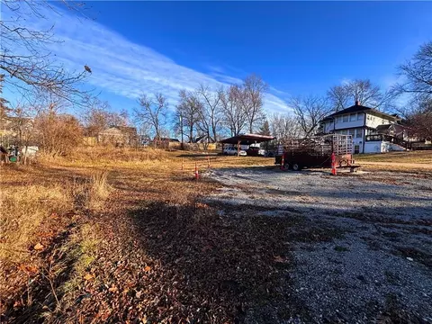 9414 E 17th St, Independence, MO 64052