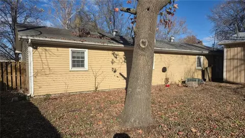 Exterior - 709 E Lincoln St, Iola, KS 66749 photo 3 of 5