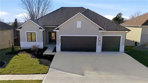 4300 NE Hideaway Dr, Lees Summit, MO 64064