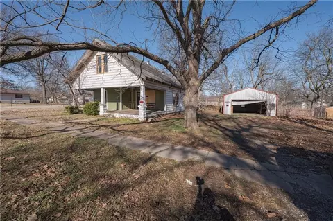 415 Elm St, Chetopa, KS 67336