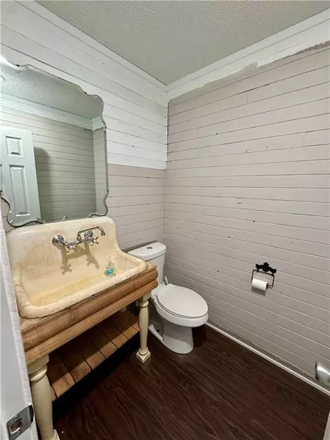 Bath - 5120 SW 10th St, Columbus, KS 66725 photo 6 of 8