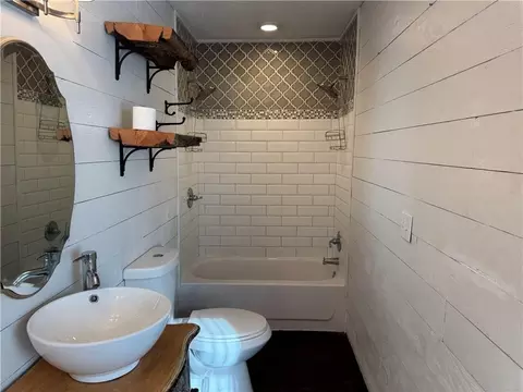 Bath - 5120 SW 10th St, Columbus, KS 66725 photo 1 of 8