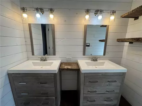 Bath - 5120 SW 10th St, Columbus, KS 66725 photo 3 of 8
