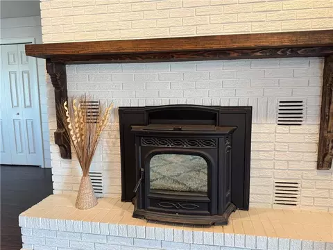 Living - 5120 SW 10th St, Columbus, KS 66725 photo 2 of 6