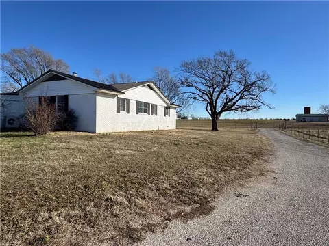 Exterior - 5120 SW 10th St, Columbus, KS 66725 photo 7 of 8